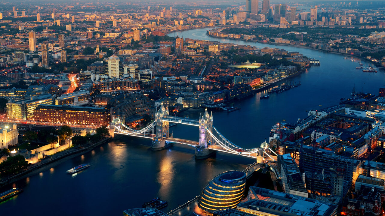 英国伦敦塔桥夜景 · 主权AI基础设施
