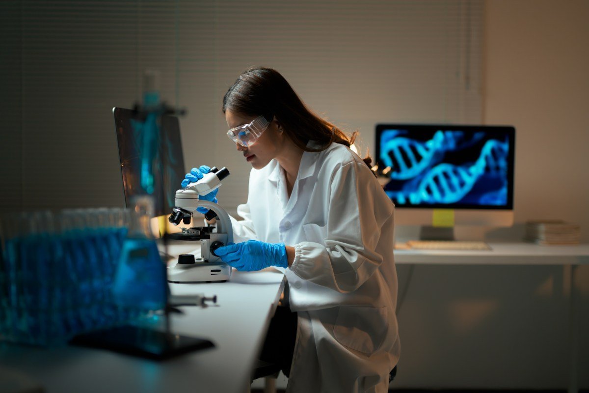Claude Science，AI 工作台中的科研人员使用显微镜分析样本