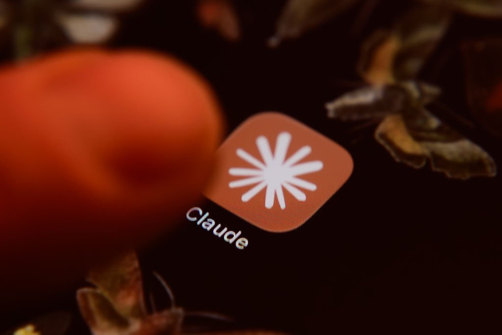 Claude app 图标显示在智能手机屏幕上