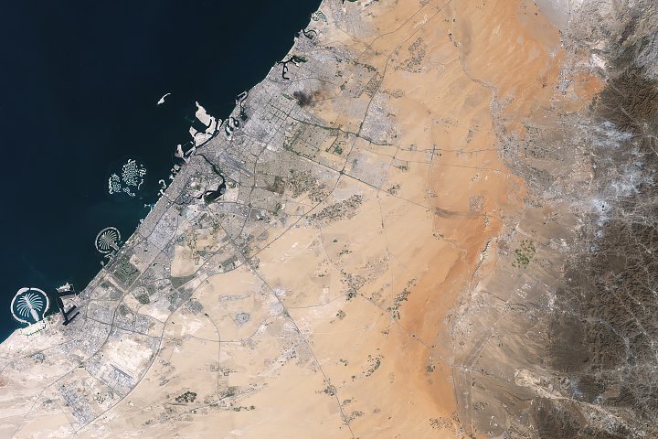 从卫星看阿联酋 Jabal al Fāyah，化石脊从沙漠升起