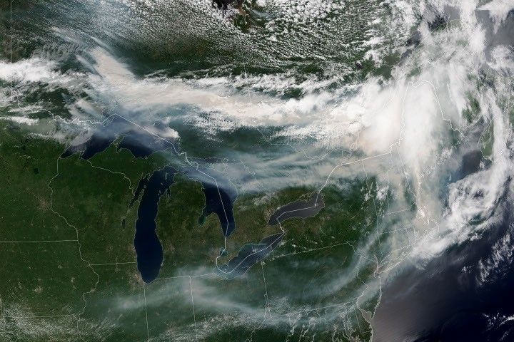 NASA 卫星影像：安大略林火烟雾向东漂移