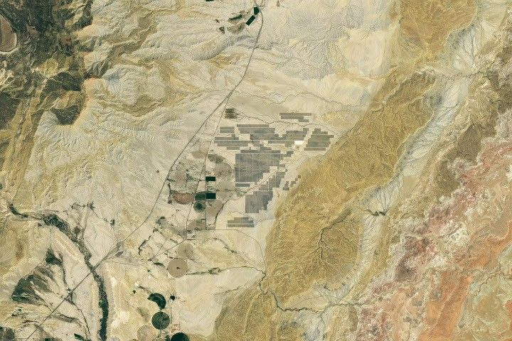 NASA 卫星影像：犹他州百万块光伏板组成的太阳能矩阵
