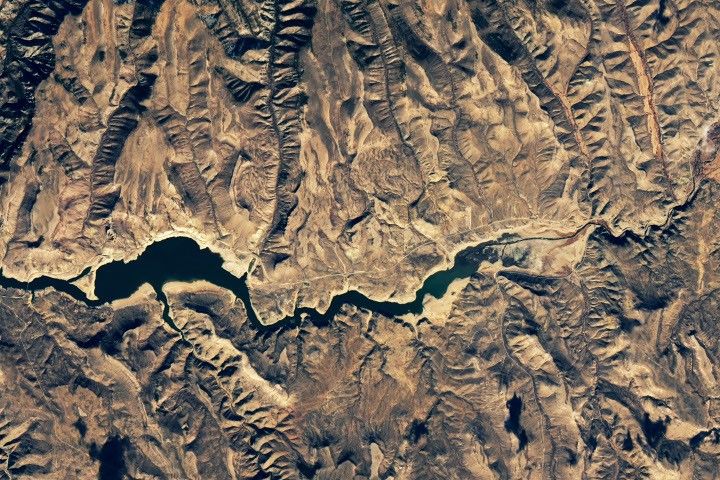 NASA 卫星影像：蓝湖水库藻华蔓延