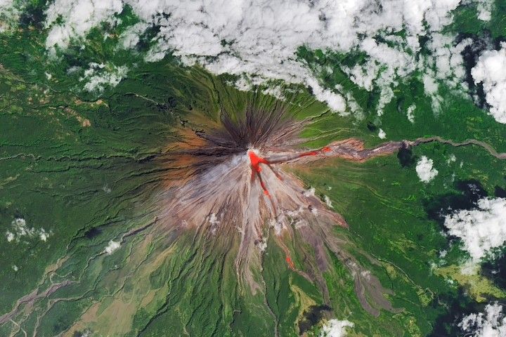 NASA 卫星影像：马荣火山喷发气体羽流